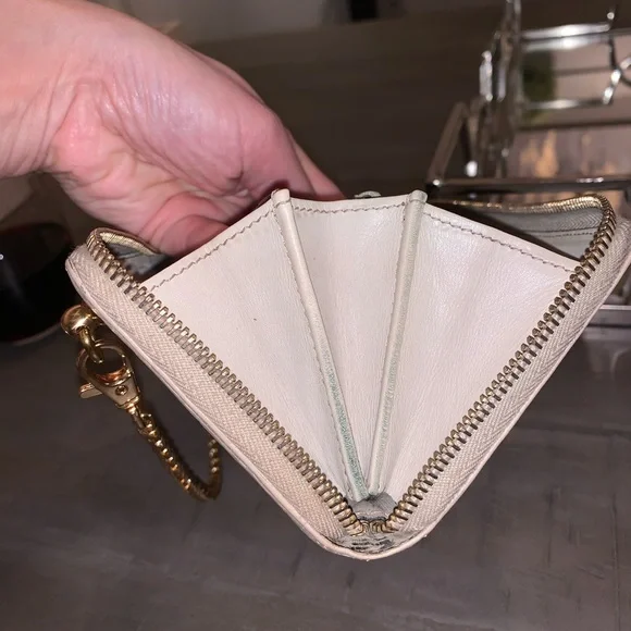 Gucci GG champagne monogram crossbody wallet - Picture 6 of 15